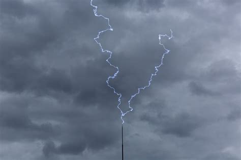 避雷針 家|避雷針とは？雷から建築物を守るためのもの！本当に。